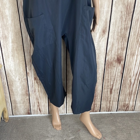 Gray v-neck solid loose fit jumpsuit with pockets & spaghetti straps Size Large - Picture 3 of 9
